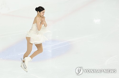 신지아(세화여고)가 2026 밀라노·코르티나 동계올림픽 피겨 대표 2차 선발전 쇼트프로그램에서도 1위를 차지했다. 지난해 11월 1차 선발전에서 여자 싱글 우승을 차지했던 신지아는 2차 선발전 쇼트프로그램에서 클린 프로그램을 해내며 생애 첫 올림픽 출전에 청신호를 켰다. 올림픽 출전 자격이 있는 선수들 중 2위는 김채연(경기도빙상경기연맹)이 차지했고, 이해인(고려대)이 3.66점 차이로 3위에 오르면서 오는 4일 같은 장소에서 열리는 프리스케이팅에서 순위를 가리게 됐다. 연합뉴스