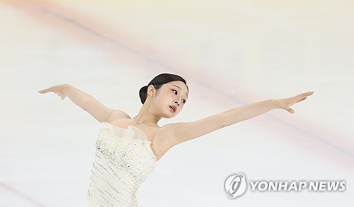 신지아(세화여고)가 2026 밀라노·코르티나 동계올림픽 피겨 대표 2차 선발전 쇼트프로그램에서도 1위를 차지했다. 지난해 11월 1차 선발전에서 여자 싱글 우승을 차지했던 신지아는 2차 선발전 쇼트프로그램에서 클린 프로그램을 해내며 생애 첫 올림픽 출전에 청신호를 켰다. 올림픽 출전 자격이 있는 선수들 중 2위는 김채연(경기도빙상경기연맹)이 차지했고, 이해인(고려대)이 3.66점 차이로 3위에 오르면서 오는 4일 같은 장소에서 열리는 프리스케이팅에서 순위를 가리게 됐다. 연합뉴스