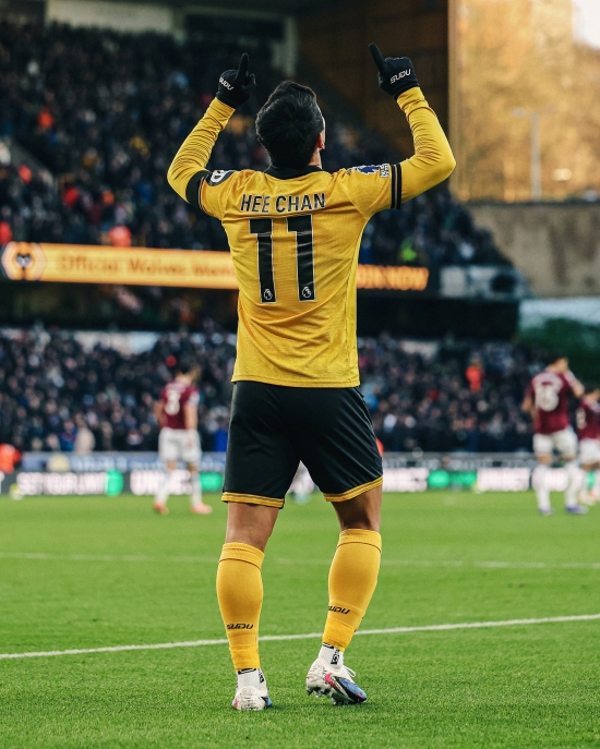 울버햄튼이 4일(한국시간) 영국 울버햄튼에 있는 몰리뉴 스타디움에서 열린 웨스트햄 유나이티드와의 2025-2026시즌 프리미어리그 20라운드 홈 경기에서 3-0 완승을 거두고 드디어 리그 첫 승을 신고했다. 황희찬은 1골 1도움을 기록하며 팀 승리 일등공신이 됐다. 울버햄튼