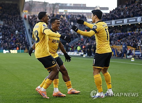 울버햄튼이 4일(한국시간) 영국 울버햄튼에 있는 몰리뉴 스타디움에서 열린 웨스트햄 유나이티드와의 2025-2026시즌 프리미어리그 20라운드 홈 경기에서 3-0 완승을 거두고 드디어 리그 첫 승을 신고했다. 황희찬은 1골 1도움을 기록하며 팀 승리 일등공신이 됐다. 연합뉴스