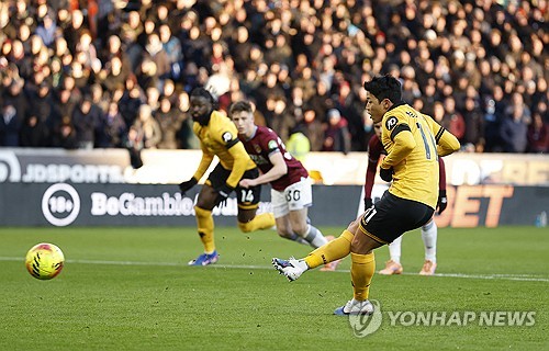 울버햄튼이 4일(한국시간) 영국 울버햄튼에 있는 몰리뉴 스타디움에서 열린 웨스트햄 유나이티드와의 2025-2026시즌 프리미어리그 20라운드 홈 경기에서 3-0 완승을 거두고 드디어 리그 첫 승을 신고했다. 황희찬은 1골 1도움을 기록하며 팀 승리 일등공신이 됐다. 연합뉴스