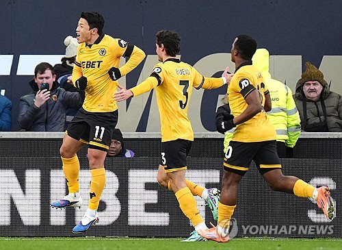 울버햄튼이 4일(한국시간) 영국 울버햄튼에 있는 몰리뉴 스타디움에서 열린 웨스트햄 유나이티드와의 2025-2026시즌 프리미어리그 20라운드 홈 경기에서 3-0 완승을 거두고 드디어 리그 첫 승을 신고했다. 황희찬은 1골 1도움을 기록하며 팀 승리 일등공신이 됐다. 연합뉴스