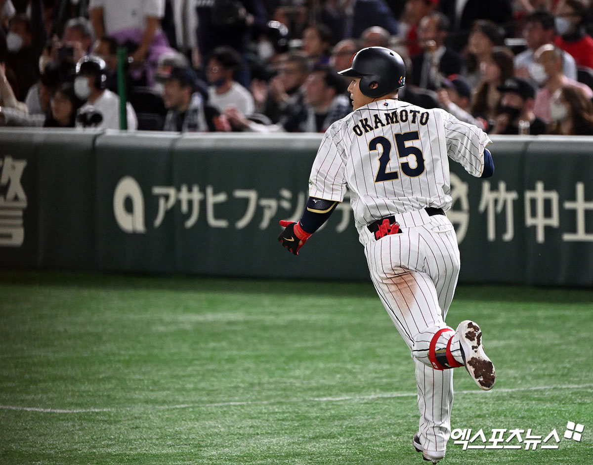 16일 오후 일본 도쿄돔에서 열린 2023 월드베이스볼클래식(WBC) 이탈리아와 일본의 8강전 경기, 3회말 2사 1,2루 일본 오카모토가 스리런 홈런을 날린 후 그라운드를 돌고 있다. 엑스포츠뉴스 DB