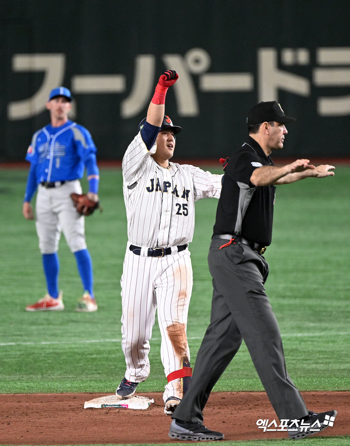 16일 오후 일본 도쿄돔에서 열린 2023 월드베이스볼클래식(WBC) 이탈리아와 일본의 8강전 경기, 5회말 무사 2,3루 일본 오카모토가 2타점 2루타를 날린 후 기뻐하고 있다. 엑스포츠뉴스 DB