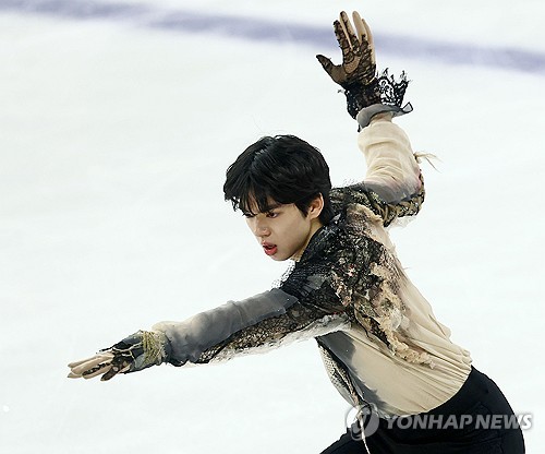 대한민국 피겨스케이팅 남자 싱글 간판 차준환(서울시청)은 4일 서울 목동아이스링크에서 열린 제80회 전국남녀 피겨 스케이팅 종합선수권대회 겸 국가대표 2차 선발전 남자 싱글 프리스케이팅에서 클린 점프를 해내며 기술점수(TES) 88.03점, 예술점수(PCS) 92.31점, 합계 180.34점을 기록했다. 차준환은 전날 쇼트프로그램에서 97.50점을 얻으면서 합계 277.84점을 기록해 종합선수권대회 10연패를 달성한 것은 물론이고 2026 밀라노·코르티나담페초 동계올림픽 참가도 확정 지었다. 연합뉴스