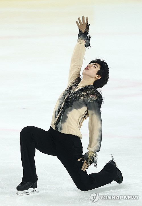 대한민국 피겨스케이팅 남자 싱글 간판 차준환(서울시청)은 4일 서울 목동아이스링크에서 열린 제80회 전국남녀 피겨 스케이팅 종합선수권대회 겸 국가대표 2차 선발전 남자 싱글 프리스케이팅에서 클린 점프를 해내며 기술점수(TES) 88.03점, 예술점수(PCS) 92.31점, 합계 180.34점을 기록했다. 차준환은 전날 쇼트프로그램에서 97.50점을 얻으면서 합계 277.84점을 기록해 종합선수권대회 10연패를 달성한 것은 물론이고 2026 밀라노·코르티나담페초 동계올림픽 참가도 확정 지었다. 연합뉴스