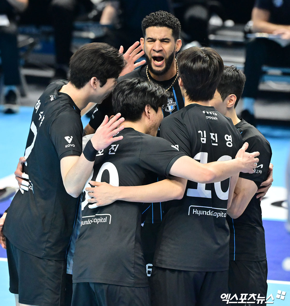 16일 오후 인천 계양체육관에서 열린 '진에어 2025-2026 V-리그' 대한항공과 현대캐피탈의 경기, 현대캐피탈 선수들이 득점 후 기뻐하고 있다. 엑스포츠뉴스 DB