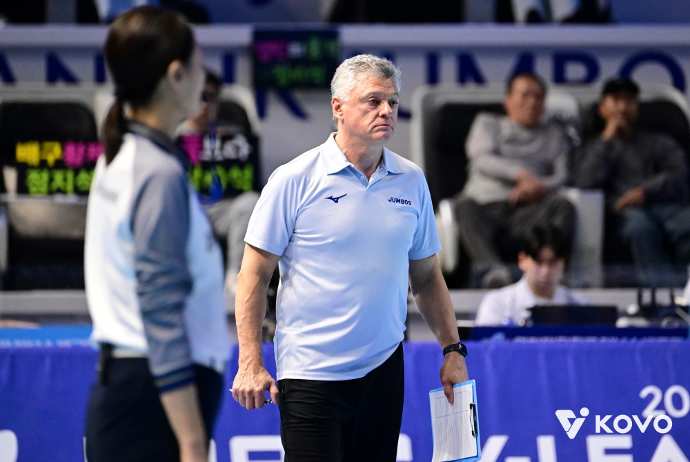 4일 오후 인천 계양체육관에서 열린 2025-2026 V-리그 남자부 4라운드 대한항공과 현대캐피탈의 경기, 헤난 대한항공 감독이 코트를 바라보고 있다. KOVO