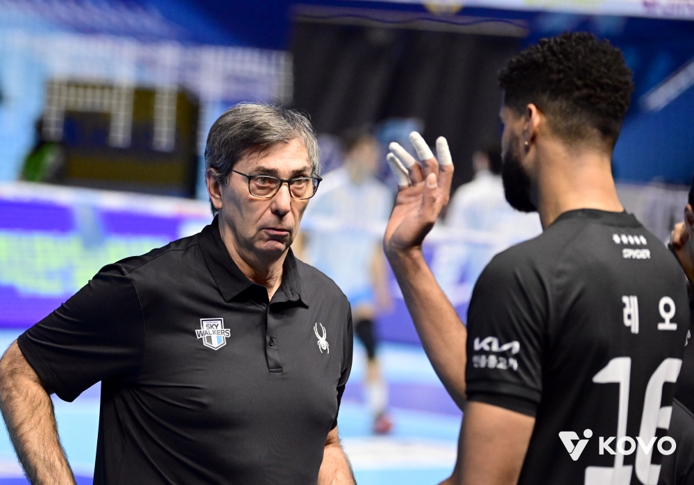 4일 오후 인천 계양체육관에서 열린 2025-2026 V-리그 남자부 4라운드 대한항공과 현대캐피탈의 경기, 블랑 현대캐피탈 감독이 레오를 바라보고 있다. KOVO