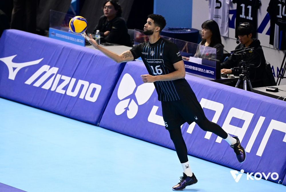 4일 오후 인천 계양체육관에서 열린 2025-2026 V-리그 남자부 4라운드 대한항공과 현대캐피탈의 경기, 현대캐피탈 레오가 서브를 시도하고 있다. KOVO