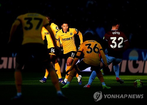 황희찬(울버햄프턴 원더러스)이 1골 1도움 원맨쇼를 펼치며 위기의 팀을 구해냈다. 울버햄프턴은 4일(한국시간) 영국 울버햄프턴의 몰리뉴 스타디움에서 열린 웨스트햄 유나이티드와의 2025-2026시즌 잉글리시 프리미어리그(EPL) 20라운드 홈 경기에서 3-0 완승을 거뒀다. 꼴찌 울버햄프턴은 시즌 개막 20경기 만에 귀중한 마수걸이 승리를 따냈다. 연합뉴스