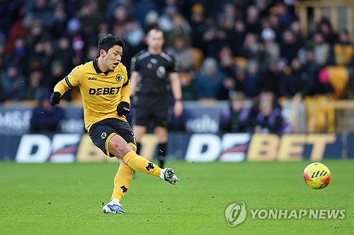 황희찬(울버햄프턴 원더러스)이 1골 1도움 원맨쇼를 펼치며 위기의 팀을 구해냈다. 울버햄프턴은 4일(한국시간) 영국 울버햄프턴의 몰리뉴 스타디움에서 열린 웨스트햄 유나이티드와의 2025-2026시즌 잉글리시 프리미어리그(EPL) 20라운드 홈 경기에서 3-0 완승을 거뒀다. 꼴찌 울버햄프턴은 시즌 개막 20경기 만에 귀중한 마수걸이 승리를 따냈다. 연합뉴스