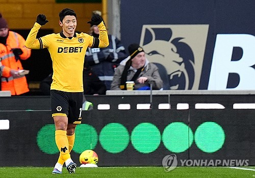 황희찬(울버햄프턴 원더러스)이 1골 1도움 원맨쇼를 펼치며 위기의 팀을 구해냈다. 울버햄프턴은 4일(한국시간) 영국 울버햄프턴의 몰리뉴 스타디움에서 열린 웨스트햄 유나이티드와의 2025-2026시즌 잉글리시 프리미어리그(EPL) 20라운드 홈 경기에서 3-0 완승을 거뒀다. 꼴찌 울버햄프턴은 시즌 개막 20경기 만에 귀중한 마수걸이 승리를 따냈다. 연합뉴스