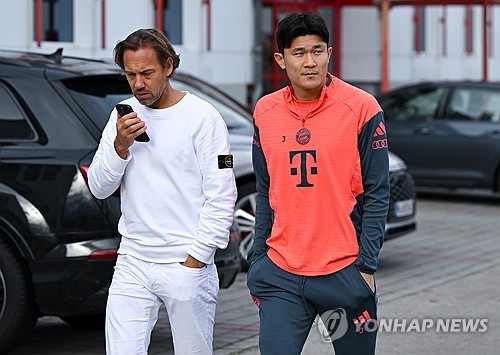 바이에른 뮌헨이 김민재를 처분하기 위해 레알 마드리드에 영입을 제안했으나 정작 레알 마드리드의 반응은 차가운 것으로 알려졌다. 과거 유럽축구연맹(UEFA) 챔피언스리그 무대에서 비니시우스 주니오르에게 고전했던 기억이 김민재의 발목을 잡고 있다. 레알 마드리드 소식을 다루는 데펜사센트랄에 따르면 29세라는 김민재의 나이가 레알의 영입 정책과 맞지 않아 큰 매력을 느끼지 못하고 있다. 또 지난 2023-2024시즌 챔피언스리그 준결승전에서 김민재가 비니시우스를 상대로 속수무책으로 당했던 장면을 잊지 않고 있는 것으로 알려졌다. 연합뉴스