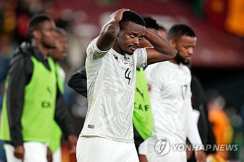 남아공은 5일(한국시간) 모로코 라바트에 있는 알 메디나 스타디움에서 열린 카메룬과의 2025 아프리카축구연맹(CAF) 네이션스컵 16강에서 1-2로 패해 탈락했다.   남아공은 1996년 자국 대회 우승 이후 30년 만에 왕좌에 도전했지만, 5회 우승국 카메룬에 덜미를 잡혔다. 연합뉴스