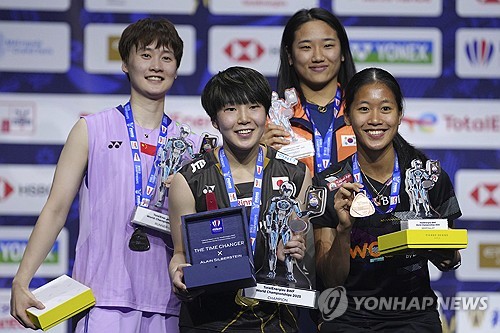 인도네시아 안세영 푸투르 쿠수마 와르다니가 지난 3일(한국시간) 세계배드민턴연맹(BWF)과 가진 인터뷰에서 안세영과의 월드투어 파이널 경기로 잔심을 찾고 도약하겠다고 했다. 와르다니는 인도네시아 배드민턴 여자 단식 최강자다. 지난해 세계선수권대회 동메달을 목에 걸면서 10년 만에 대회 입상에 성공한 최초의 인도네시아 선수다. 연합뉴스