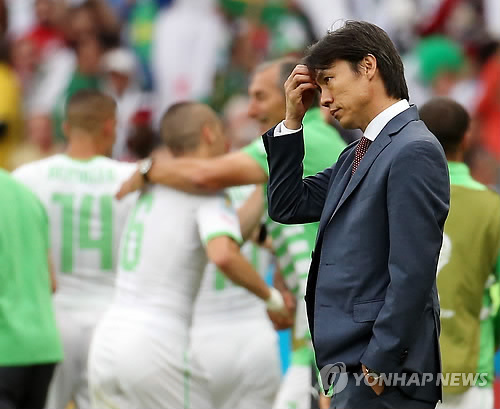 홍명보 감독이 이끄는 대한민국 축구대표팀의 1승 제물이라고 할 만하다. 2026 국제축구연맹(FIFA) 북중미 월드컵 32강 진출을 위해 반드시 꺾어야 할 상대인 남아프리카공화국(이하 남아공)이 5일(한국시간) 모로코 라바트의 알 메디나 스타디움에서 열린 2025 아프리카 네이션스컵 16강전에서 카메룬에 1-2로 패해 짐을 쌌다. 이번 대회 조별리그에서 2승을 거두는 등 저력을 보여줬지만, 수비 조직력의 완성도는 월드컵 레벨에서 충분히 공략 가능한 수준임이 증명됐다. 골 결정력도 뛰어나지 않다. 연합뉴스