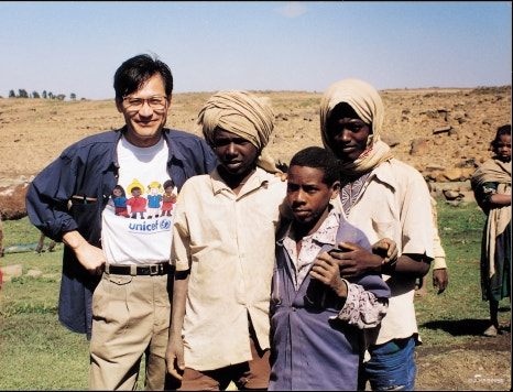 사진 = 유니세프 한국위원회 / 1993년 유니세프 에티오피아 사업 현장을 방문한 안성기 친선대사