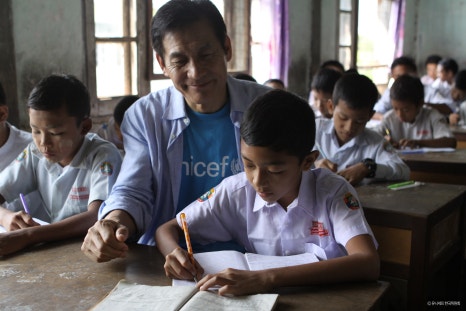 2011년 유니세프 미얀마 사업 현장에 방문해 학교 수업에 참관한 안성기 친선대사