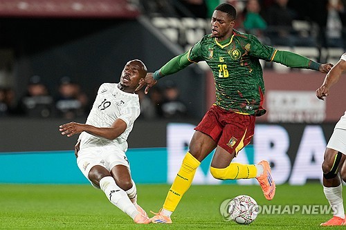 남아공이 5일(한국시간) 모로코 라바트에 있는 아그달 메디나 스타디움에서 열린 카메룬과의 2025 아프리카축구연맹(CAF) 네이션스컵 16강전에서 1-2로 패해 탈락했다.  대한민국 축구 대표팀의 북중미 월드컵 A조 최종전 상대인 남아공은 카메룬을 상대로 주도하는 경기를 하고도 결정력을 살리지 못해 결국 2골을 먼저 헌납하고 무너졌다. 연합뉴스