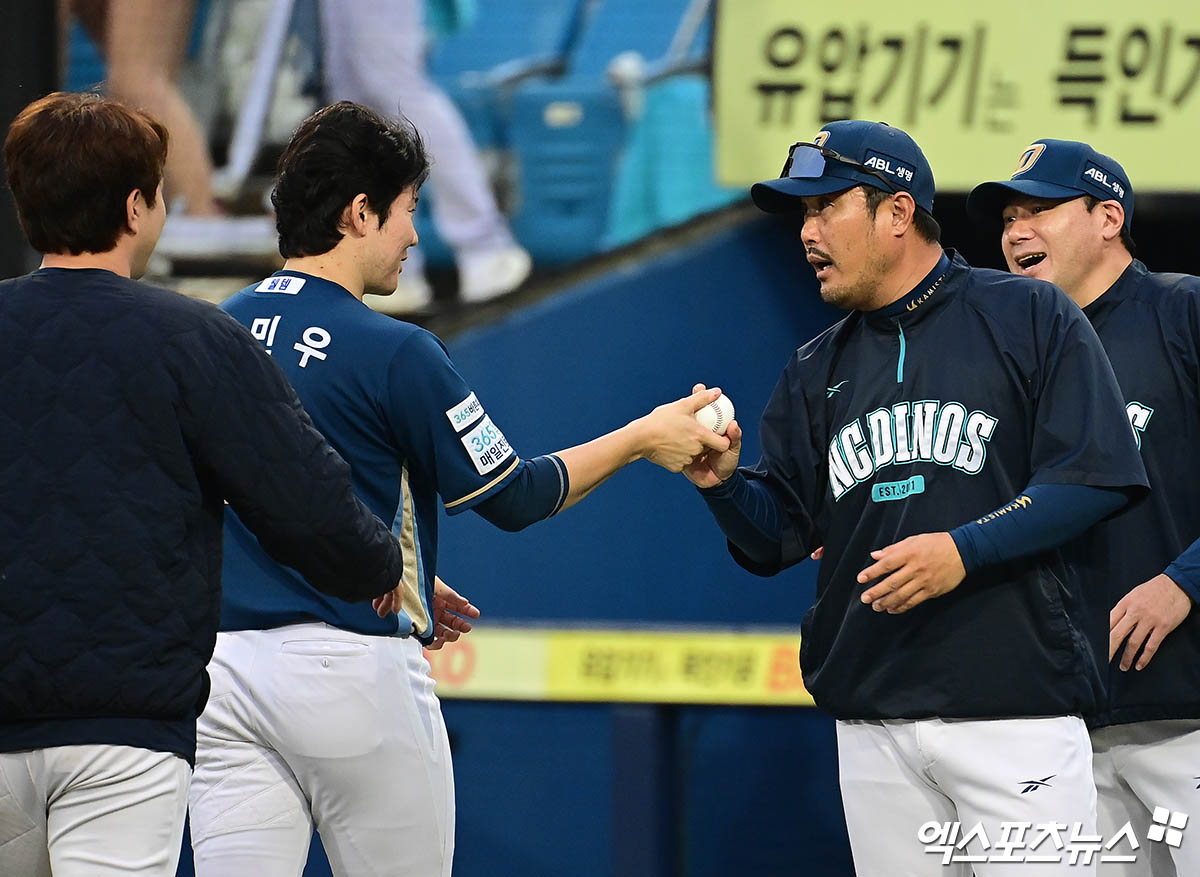 지난 10월 6일 오후 대구삼성라이온즈파크에서 열린 '2025 신한 SOL Bank KBO 포스트시즌' NC 다이노스와 삼성 라이온즈의 와일드카드 1차전 경기, NC가 선발투수 구창모의 7이닝 1실점 호투에 힘입어 4:1의 스코어로 승리했다.  경기 종료 후 NC 박민우가 이호준 감독에게 승리 기념구를 전달하고 있다. 엑스포츠뉴스 DB