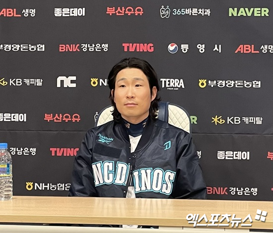 NC 다이노스 이재학이 5일 오후 창원 마산야구센터 올림픽기념관 공연장에서 구단 신년회 행사를 앞두고 취재진을 만나 인터뷰에 응하고 있다. 창원, 김유민 기자