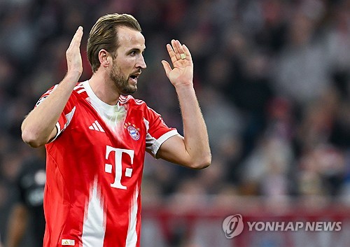 토트넘 홋스퍼 팬들과 한국 축구 팬들이 그토록 바라던 손-케 듀오의 재회는 사실상 불가능해졌다. 케인의 계약에는 오는 1월 말 만료되는 5700만 파운드(약 1108억원) 규모의 바이아웃 조항이 포함돼 있다. 이 때문에 현지에서는 토트넘을 포함한 프리미어리그 구단들이 올여름 케인의 복귀를 추진할 수 있다는 루머가 끊이지 않았다. 하지만 케인은 최근 팬 행사에서 이러한 소문을 일축했다. 연합뉴스