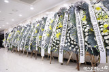 전도연이 보낸 조화 놓여있는 故 안성기 빈소[포토]