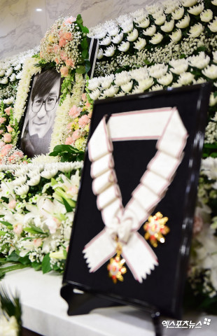 금관문화훈장이 놓인 故 안성기 빈소[포토]