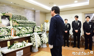 故 안성기 빈소, 영정사진 바라보는 문화체육관광부 최휘영 장관[포토]