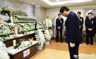 묵념하는 문화체육관광부 최휘영 장관[포토]