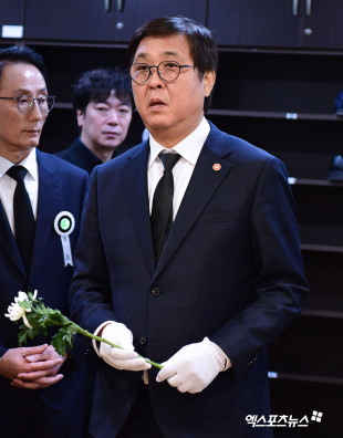 故 안성기 빈소, 조문하는 문화체육관광부 최휘영 장관[포토]