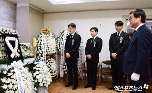 금관문화훈장 추서하는 문화체육관광부 최휘영 장관[포토]