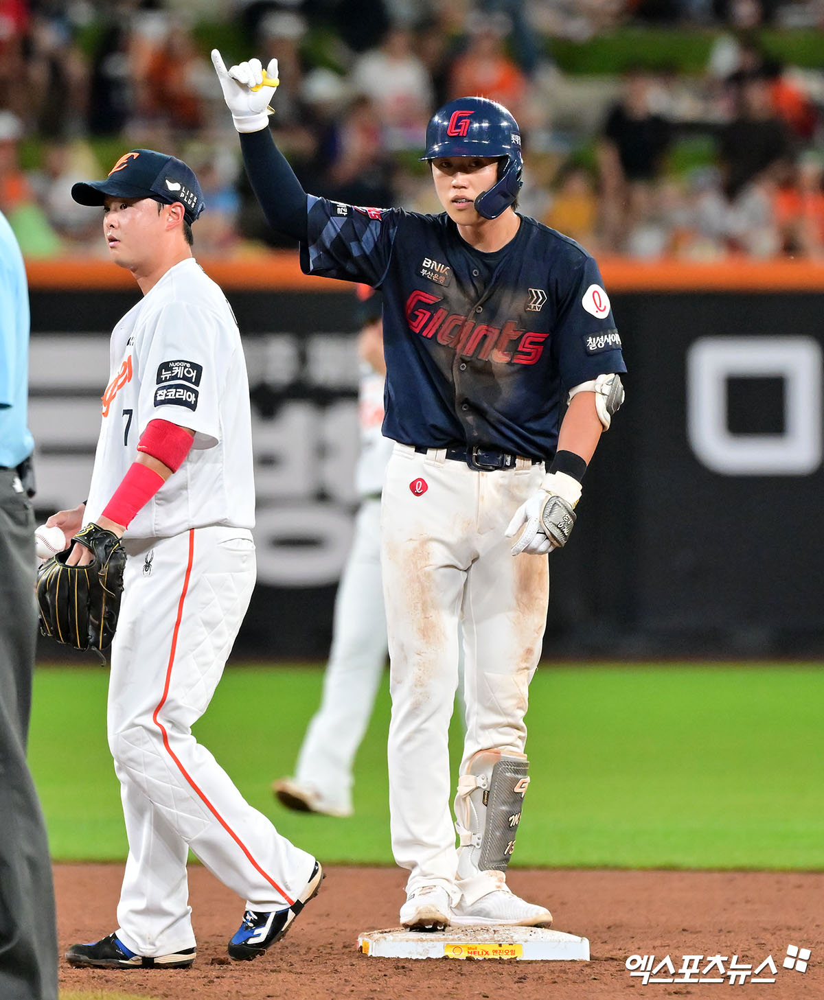 2026시즌 롯데 자이언츠 주전 유격수 자리를 노리는 전민재. 사진 엑스포츠뉴스 DB