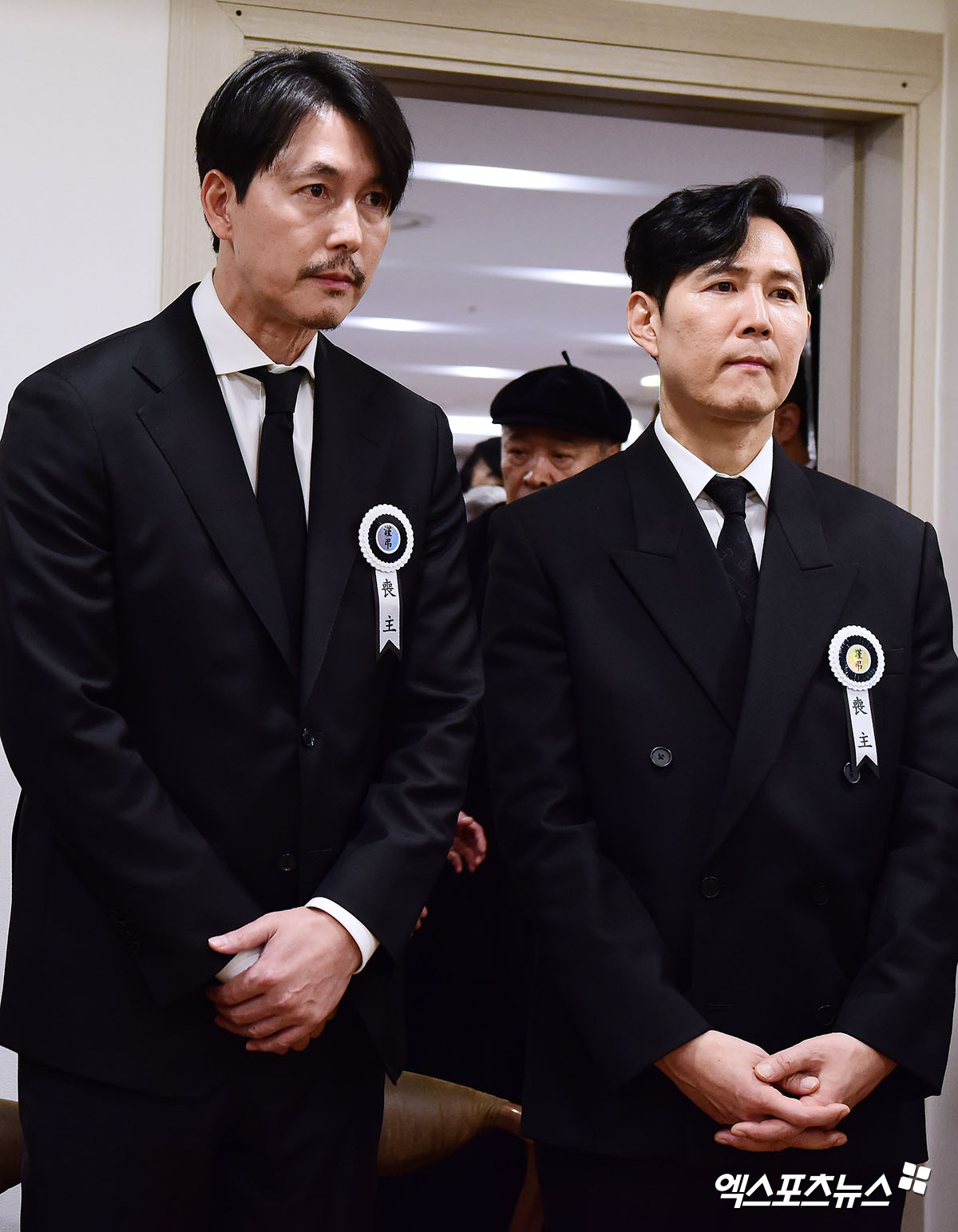 사진공동취재단 제공, 배우 이정재와 정우성이 고 안성기 빈소를 지키고 있다.