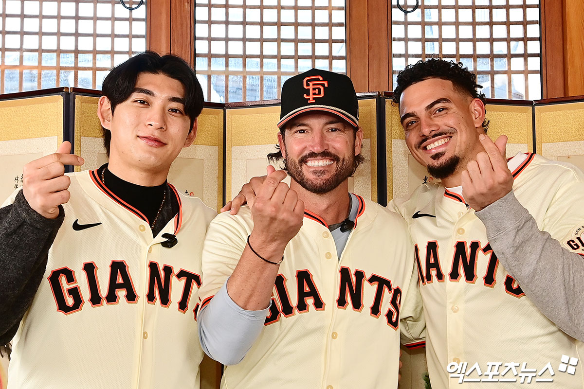 미국 메이저리그 샌프란시스코 자이언츠의 이정후(왼쪽)가 6일 서울 종로구 클래식고택 디토에서 열린 소속팀 샌프란시스코 방한 행사에 참석했다. 사진 박지영 기자