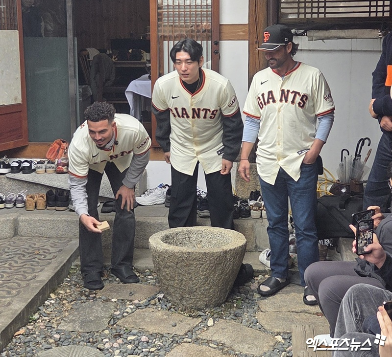 6일 서울 종로구 클래식고택 디토에서 열린 소속팀 샌프란시스코 방한 행사에서 윌리 아다메스(왼쪽), 토니 비텔로 감독과 비석치기를 체험했다. 사진 엑스포츠뉴스