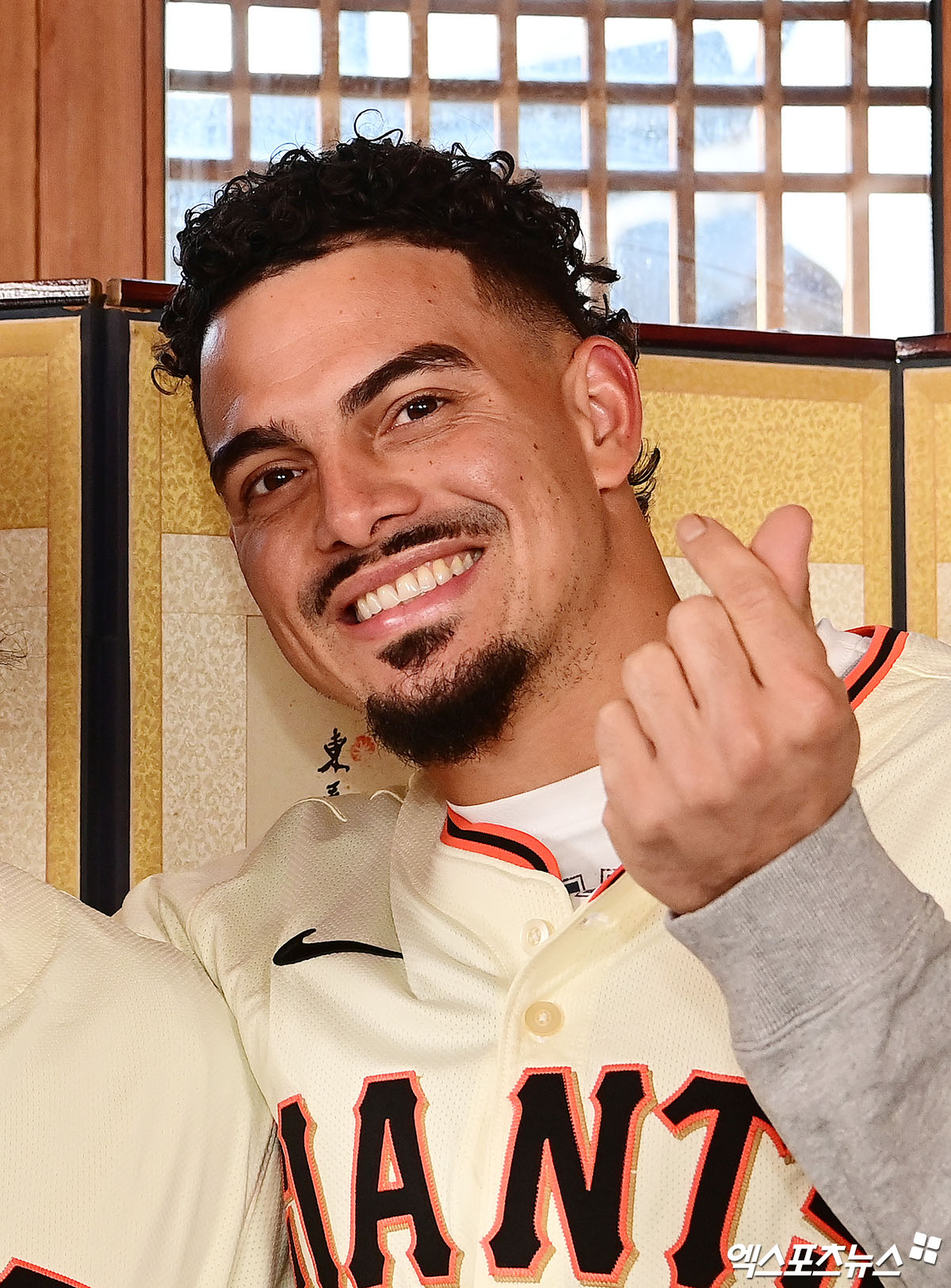 미국 메이저리그 샌프란시스코 자이언츠의 내야수 윌리 아다메스가 6일 서울 종로구 클래식고택 디토에서 열린 소속팀 샌프란시스코 방한 행사에 참석했다. 비텔로 감독과 아다메스는 이정후와 함께 비빔밥 만들기, 삼겹살 굽기 등에 도전했다. 종로구, 박지영 기자