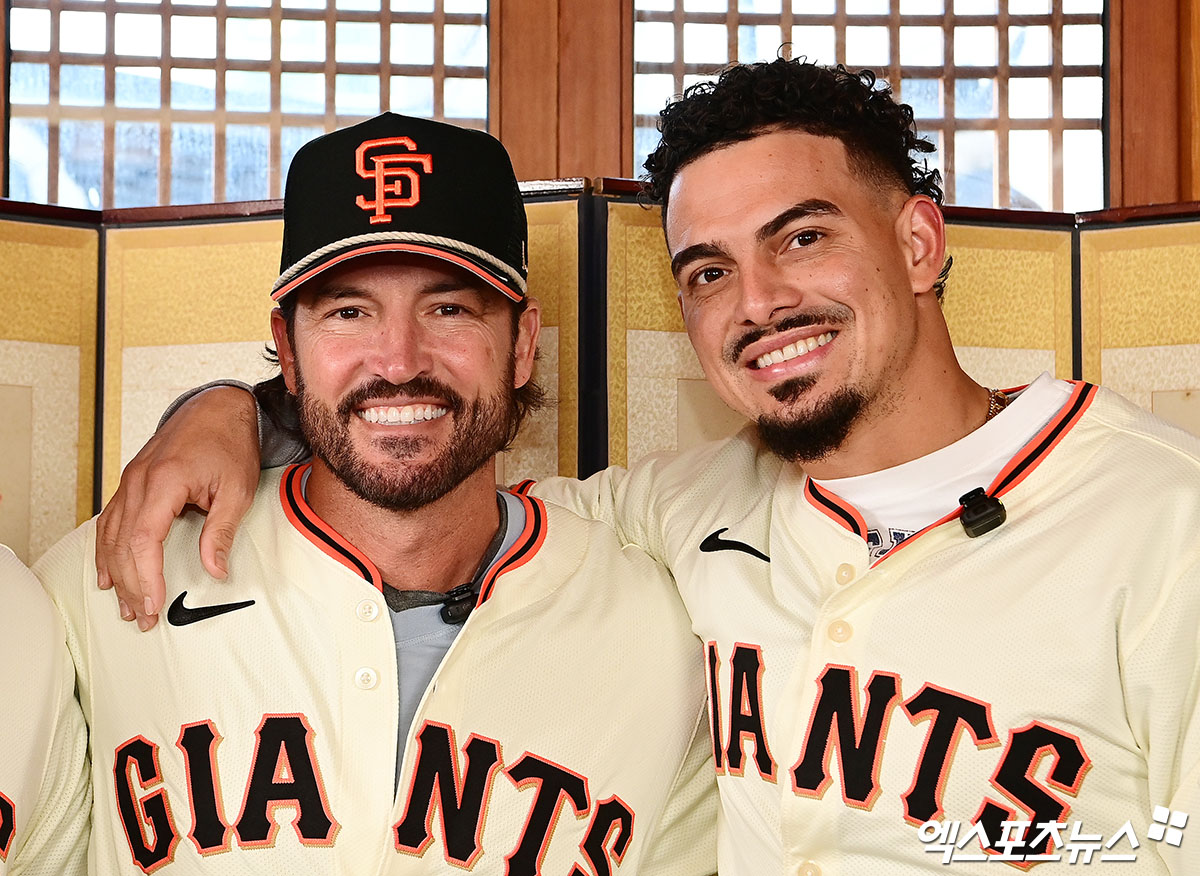 미국 메이저리그 샌프란시스코 자이언츠의 토니 비텔로(왼쪽) 감독, 내야수 윌리 아다메스가 6일 서울 종로구 클래식고택 디토에서 열린 소속팀 샌프란시스코 방한 행사에 참석했다. 비텔로 감독과 아다메스는 이정후와 함께 비빔밥 만들기, 삼겹살 굽기 등에 도전했다. 넷플릭스 예능 '흑백요리사' 등으로 잘 알려진 스타 셰프 최현석과 만족스러운 한끼를 즐겼다. 식사를 마친 뒤에는 비석치기, 달고나 만들기에 나섰다. 종로구, 박지영 기자