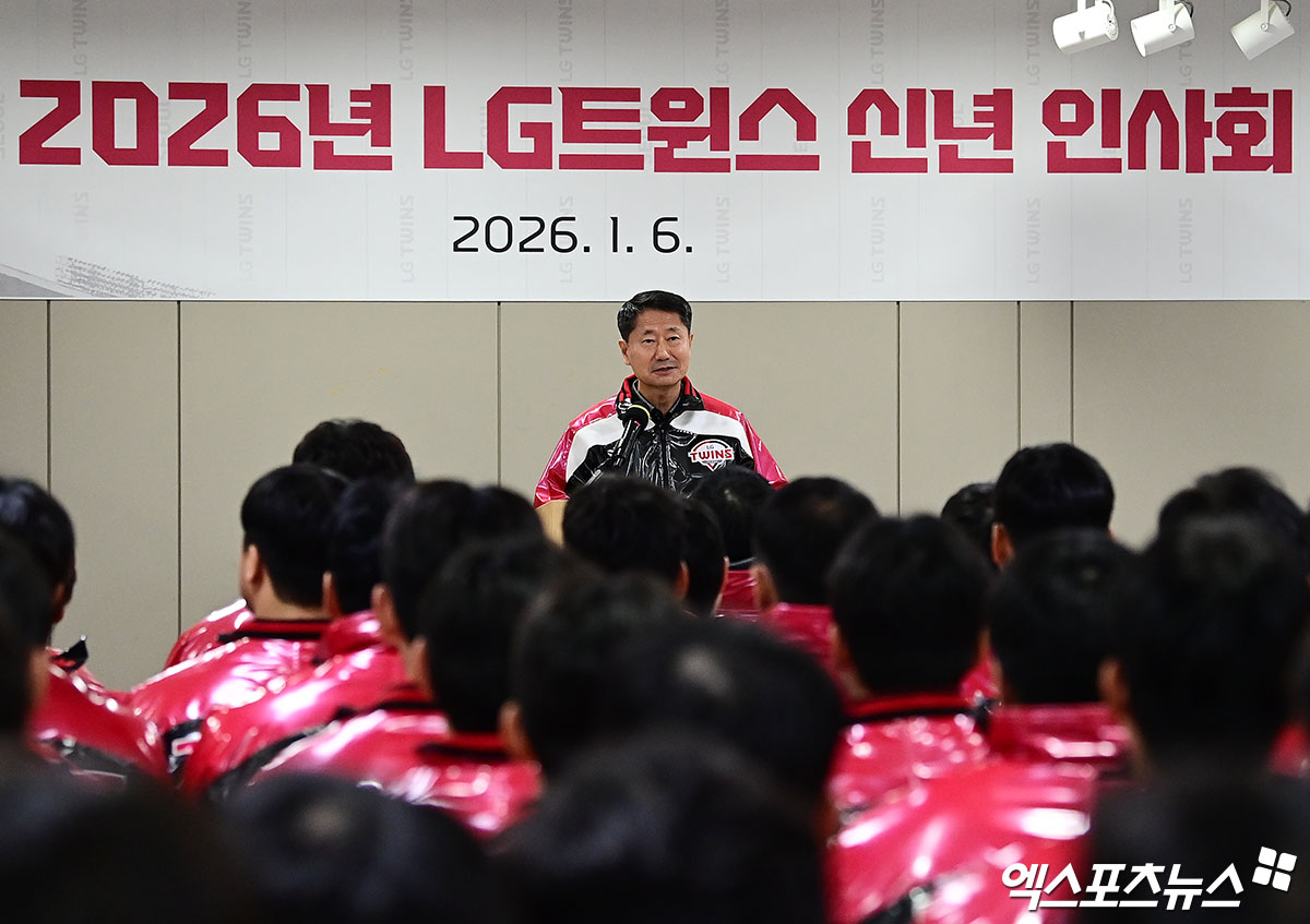6일 오후 서울 송파구 잠실야구장에서 열린 '2026 LG 트윈스 시무식'에 참석한 LG스포츠 김인석 대표이사가 인사하고 있다. 잠실, 박지영 기자