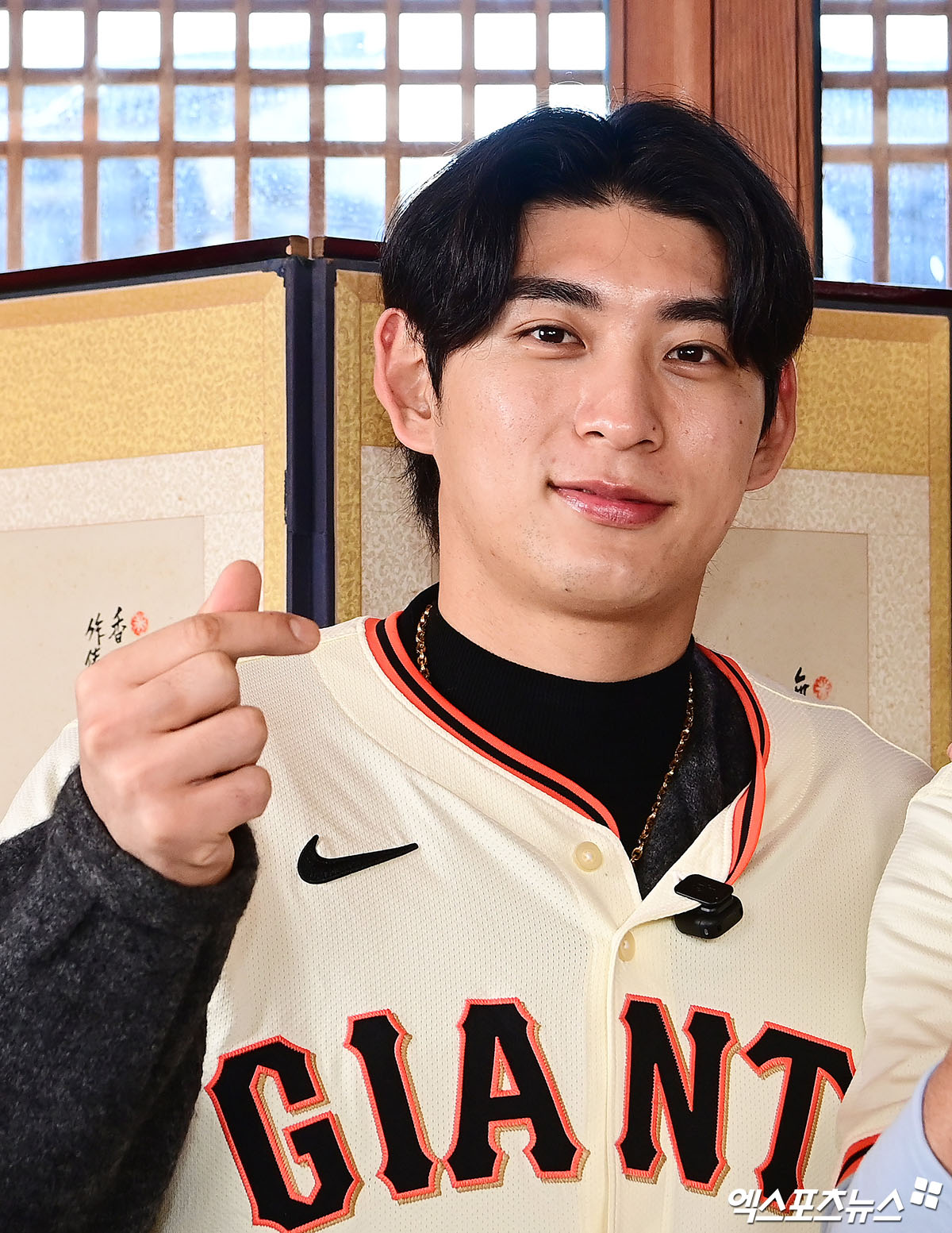 미국 샌프란시스코 자이언츠의 (왼쪽부터) 이정후, 토니 비텔로 감독, 윌리 아다메스가 6일 서울 종로구 클래식고택 디토에서 열린 소속팀 샌프란시스코 방한 행사에 참석했다. 비텔로 감독과 아다메스는 이정후와 함께 비빔밥 만들기, 삼겹살 굽기 등에 도전했다. 넷플릭스 예능 '흑백요리사' 등으로 잘 알려진 스타 셰프 최현석과 만족스러운 한끼를 즐겼다. 식사를 마친 뒤에는 비석치기, 달고나 만들기에 나섰다. 종로구, 박지영 기자