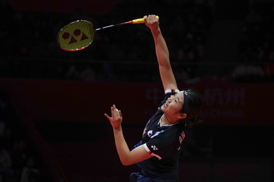 말레이시아 매체 '뉴 스트레이트 타임즈'는 6일(한국시간) '안세영이 린단과 리총웨이를 넘어섰음에도 더 높은 기준을 스스로에게 요구하고 있다'고 했다. 안세영은 인터뷰에서 '이미 이룬 것을 잊고 다시 시작하려고 한다. 더 많은 타이틀을 쫓고 싶다. 그 습관이 나를 계속 움직이게 만든다'고 말했다. 이어 '한 시즌을 패배 없이 마무리하는 것이 궁극적인 목표다. 매우 어렵다는 걸 알지만 도전하고 싶다'고 직접 밝혔다. '올해는 대회가 많고, 모든 대회가 나에게는 동기부여다. 시즌 무패는 나의 마지막 목표'라며 '오늘 경기만 보면 어렵게 느껴질 수 있지만, 시즌이 진행되면서 가능해질 수도 있다'고 말했다. 연합뉴스