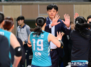 이영택 감독 ‘선수들과 하이파이브’[포토]