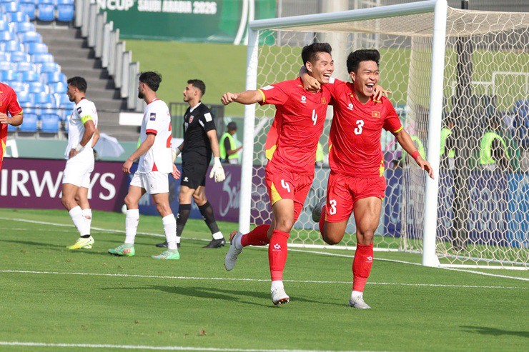 김상식 감독이 이끄는 베트남 23세 이하(U-23) 축구대표팀이 강호 요르단을 상대로 완벽한 승리를 거두며 아시안컵 첫 단추를 성공적으로 뀄다. 6일(한국시간) 사우디아라비아 제다의 킹 압둘라 스포츠시티에서 열린 2026 아시아축구연맹(AFC) U-23 아시안컵 조별리그 A조 1차전에서 요르단 U-23 대표팀을 2-0으로 꺾었다. 약체라는 평가를 뒤집고 거둔 이변이자 김상식 감독의 전술적 승리였다. AFC
