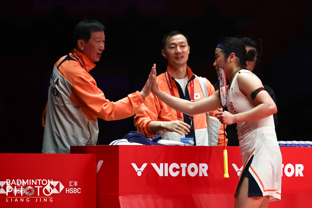  안세영은 6일(한국시간) 말레이시아 쿠알라룸푸르에서 시작된 2026 세계배드민텬연맹(BWF) 말레이시아 오픈(슈퍼 1000) 1회전에서 세계랭킹 12위 미셸 위(캐나다)를 맞아 게임스코어 2-1(19-21 21-16 21-18)로 이겼다. 안세영은 이날 경기 전까지 미셸 리와의 상대전적에서 지난해 8월 프랑스 파리 2025 세계배드민턴선수권대회 16강전 승리를 포함해 8전 전승을 기록 중일 만큼 강했으나 이날은 고전 끝에 간신히 이겼다. 안세영은 16강에서 2016 리우 올림픽 여자단식 동메달리시트 오쿠하라 노조미(세계 31위)와 붙는다. 중국 매체는 '안세영이 경기 막판 5차례 행운 겹치면서 이겼다'고 평가했다. 대한배드민턴협회