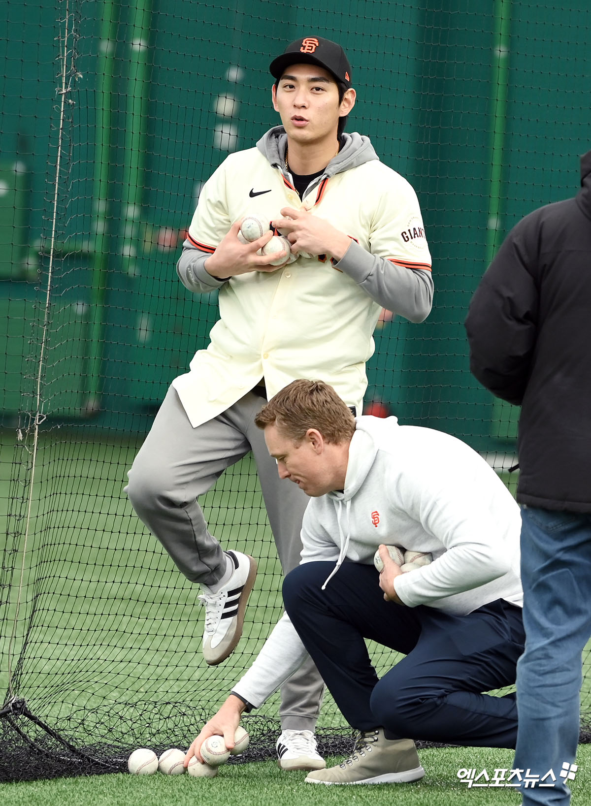 미국 메이저리그 샌프란시스코 자이언츠의 이정후가 7일 경기도 이천 LG챔피언스파크에서 열린 소속팀 유소년 야구 클리닉에 참석했다. 비텔로 감독은 '한국에 방문한 가장 큰 이유는 이정후를 만나러 온 것이다. 아다메스도 같이 왔지만, 선수를 알게 되면 성장 환경, 성격, 인성을 많이 보는 스타일이다. 이정후와 뜻깊은 시간을 보냈고, 앞으로 남은 시즌 동안 더 많이 알아가고 싶다'고 강조했다. 이천, 고아라 기자