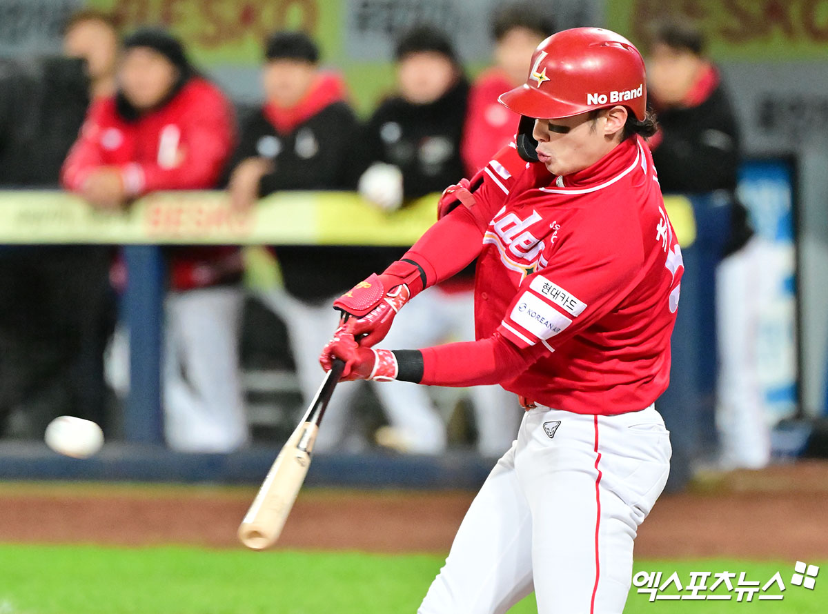 14일 오후 대구삼성라이온즈파크에서 열린 '2025 신한 SOL Bank KBO 포스트시즌' SSG 랜더스와 삼성 라이온즈의 준플레이오프 4차전 경기, 2회초 1사 1루 SSG 최지훈이 타격을 하고 있다. 결과는 중견수 플라이 아웃. 엑스포츠뉴스 DB