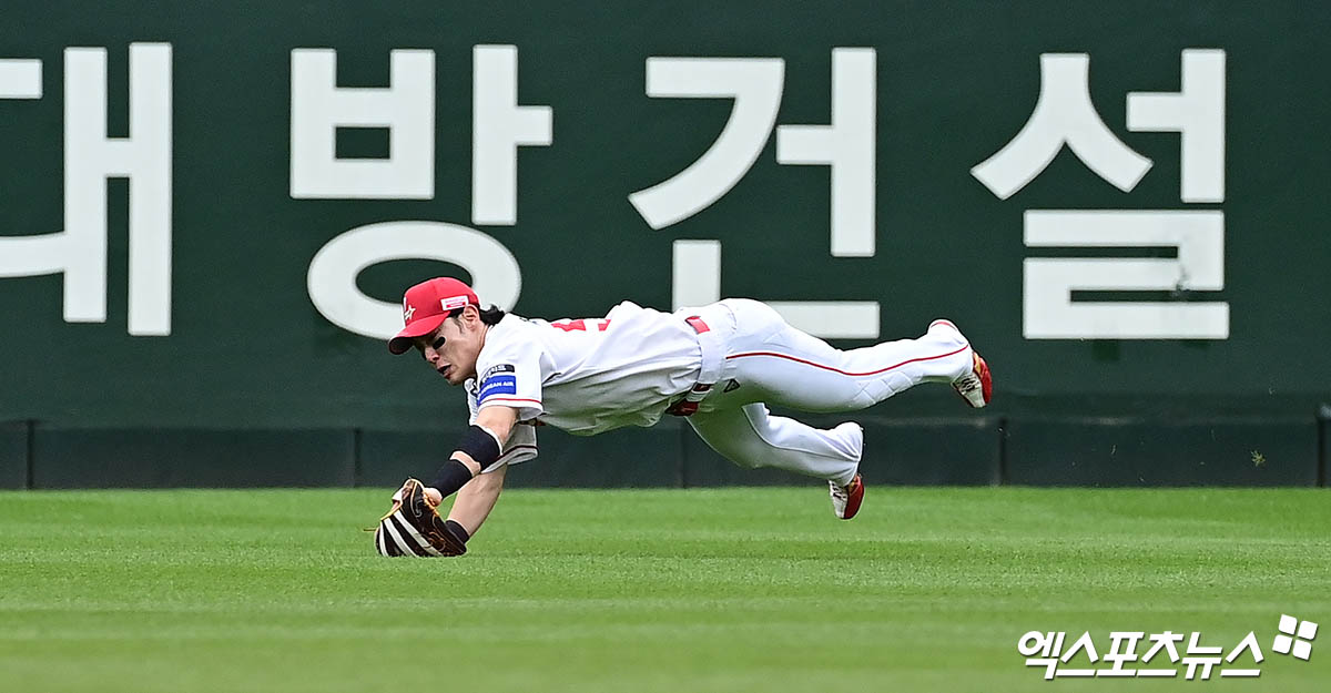 9일 오후 인천SSG랜더스필드에서 열린 '2025 신한 SOL Bank KBO 포스트시즌' 삼성 라이온즈와 SSG 랜더스의 준플레이오프 1차전 경기, 2회초 1사 1,2루 SSG 중견수 최지훈이 삼성 이재현의 플라이 타구를 호수비로 처리하고 있다. 엑스포츠뉴스 DB