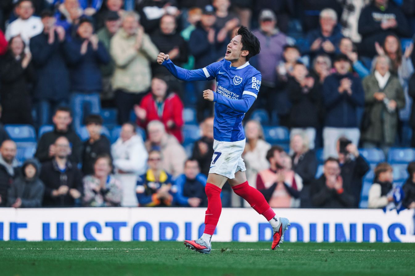 양민혁이 토트넘으로 돌아간 뒤 2부 선두 코번트리 시티에 재임대된 가운데 양민혁은 첼시의 레전드 미드필더 프랭크 램파드 감독 부름을 받은 뒤 입단 확신했음을 알렸다. 7일 코번트리 홈페이지에 따르면 양민혁은 '(램파드) 감독님께서 날 어떻게 활용할 계획인지, 내가 팀에 어떻게 적응할 수 있을지 아주 명확하게 설명해 주셨다. 이곳이 제게 맞는 곳이라는 확신이 들었다'며 '코벤트리와 붙었을 때 팀 내 긍정적인 분위기를 정말 느꼈다. 그 덕에 이 구단 일원이 되는 것에 더욱 큰 기대감을 갖게 됐다'고 기대감을 숨기지 않았다.