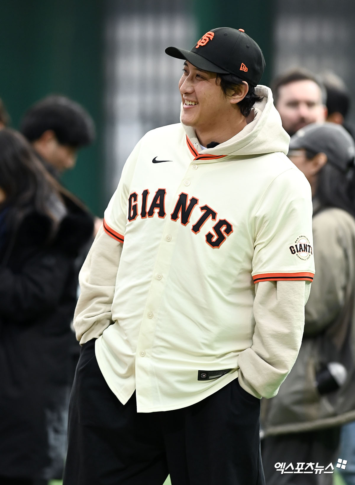 황재균은 7일 경기도 이천 LG챔피언스파크에서 열린 미국 메이저리그 샌프란시스코 자이언츠 주최 야구 클리닉에 일일 코치로 참가했다. 2017시즌 이후 9년 만에 샌프란시스코 유니폼을 입는 뜻깊은 경험을 했다. 황재균은 행사 종료 후 근황을 묻는 질문에 '그냥 백수 생활을 하고 있다'고 농담을 던진 뒤 '아직까지 (은퇴를 했는지) 잘 모르겠다. 다른 선수들이 스프링캠프를 떠나야 실감이 날 것 같다'고 말했다. 황재균은 아직 FA계약을 하지 못한 손아섭에 대해선 '아섭이가 지금 상황이 많이 안 좋고 힘들어 하고 있다'며 위로 중이라고 했다. 이천, 고아라 기자